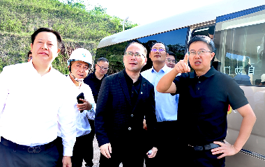 宜賓市南溪區(qū)委書記、南溪經開區(qū)黨工委書記劉剛率隊調研遠東宜賓智能產業(yè)園